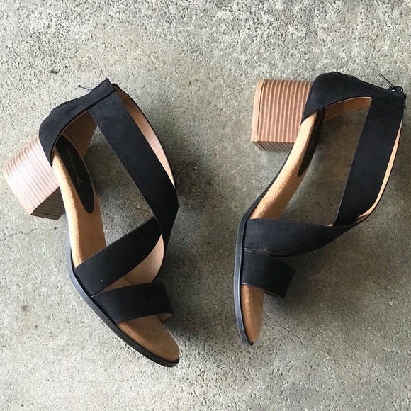 1 left! Qupid Black X-Cross Low Heel Sandal Sz 7 - Picture 2 of 8